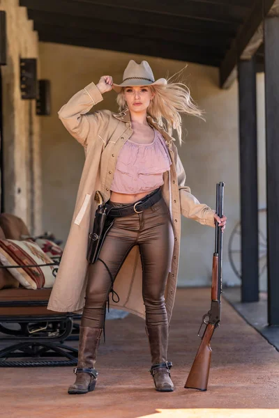 Nydelig Blond Modell Kledd Som Cowgirl Som Nyter Utendørs Vær – stockfoto