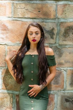 Muhteşem bir esmer model, açık havada bir bahar gününün tadını çıkarıyor. 