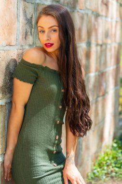 Muhteşem bir esmer model, açık havada bir bahar gününün tadını çıkarıyor. 