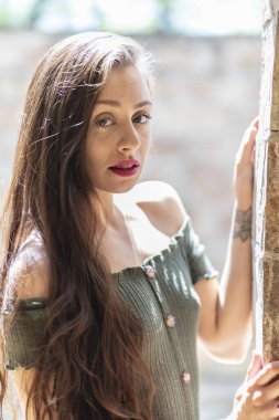 Muhteşem bir esmer model, açık havada bir bahar gününün tadını çıkarıyor. 