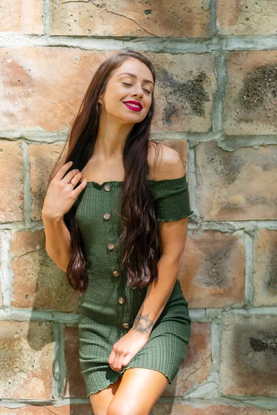 Muhteşem bir esmer model, açık havada bir bahar gününün tadını çıkarıyor. 