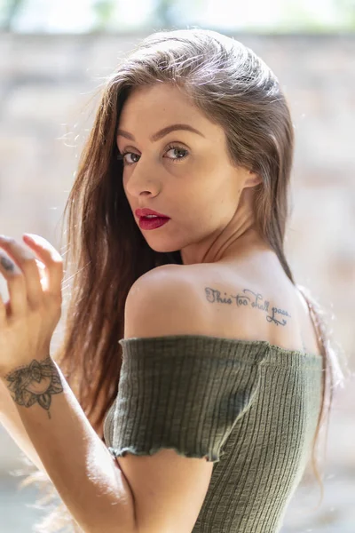 Muhteşem bir esmer model, açık havada bir bahar gününün tadını çıkarıyor. 