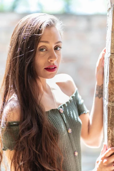 Gorgeous Brunette Model Enjoys Spring Day Outdoors — Stock Photo, Image