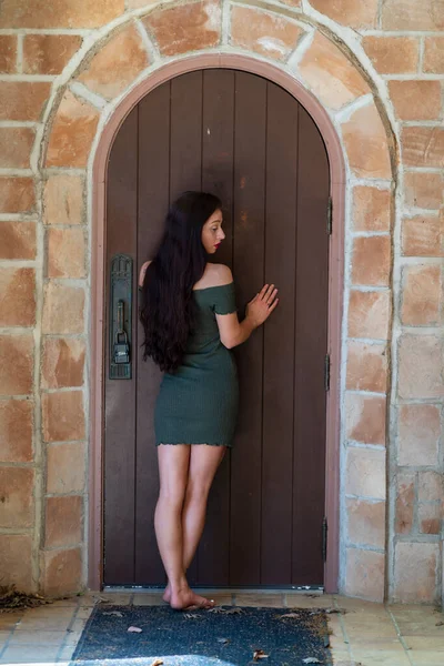 Muhteşem bir esmer model, açık havada bir bahar gününün tadını çıkarıyor. 