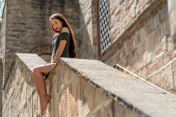 Muhteşem bir esmer model, açık havada bir bahar gününün tadını çıkarıyor. 