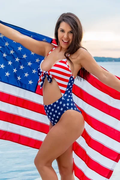 Ritratto Una Donna Che Indossa Bikini Patriottico Americano Mentre Tiene — Foto Stock