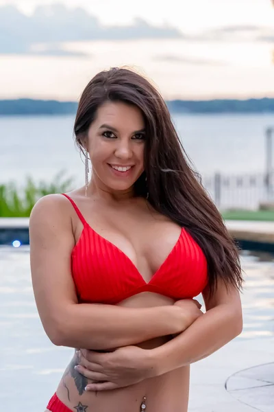 Una Hermosa Modelo Traje Baño Hispana Morena Disfruta Una Puesta —  Fotos de Stock