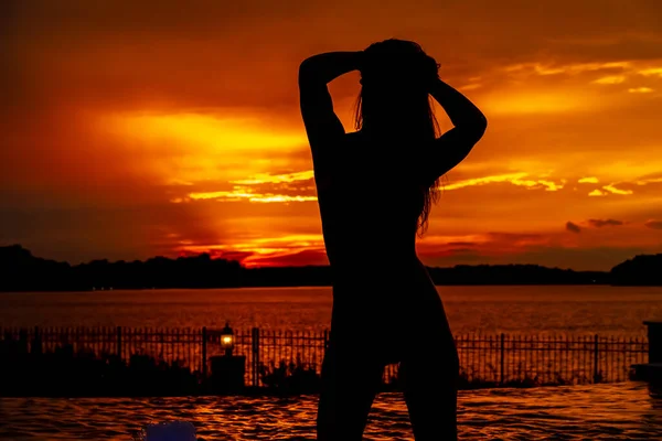 Ein Schönes Hispanisches Brünetten Badeanzug Model Genießt Den Sonnenuntergang Einem — Stockfoto