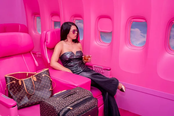 Egy Gyönyörű Ázsiai Modell Egy Rózsaszín Repülőn Készen Következő Kalandjára — Stock Fotó
