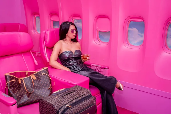 Una Bella Modella Asiatica Siede Aeroplano Rosa Pronto Sua Prossima — Foto Stock