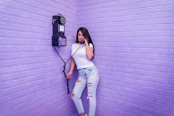 Una Bella Modella Asiatica Incarcerata Una Cella Lavanda Attesa Perorare — Foto Stock