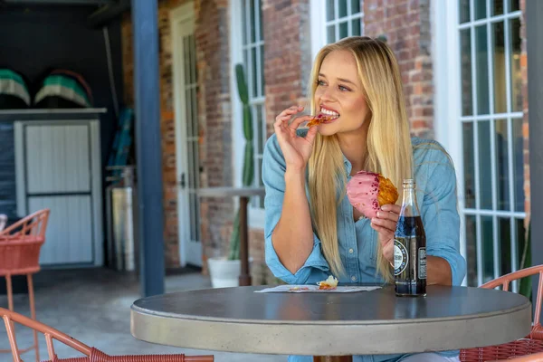 Une Magnifique Mannequin Blonde Pose Extérieur Dans Ses Vêtements Automne — Photo