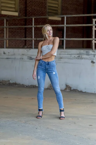 Een Prachtig Blond Model Poseert Buiten Een Stedelijke Omgeving — Stockfoto