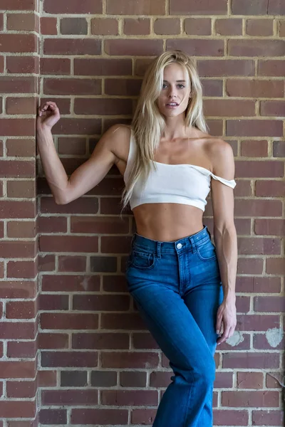 Een Prachtig Blond Model Poseert Buiten Een Stedelijke Omgeving — Stockfoto