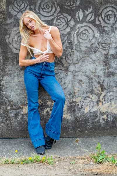 Gorgeous Blonde Model Poses Outdoors Urban Environment — Stock Photo, Image