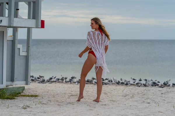 Vacker Blond Bikini Modell Njuter Vädret Utomhus Stranden Medan Poserar — Stockfoto