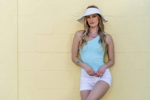 Gorgeous Brunette Model Shops Outdoors While Enjoying Spring Weather — Stock Photo, Image