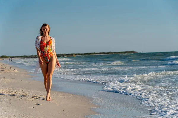 Ein Schönes Brünettes Bikini Model Genießt Das Wetter Draußen Strand — Stockfoto