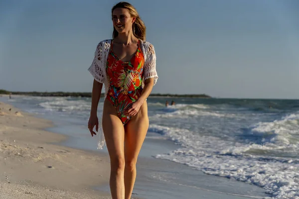 Ein Schönes Brünettes Bikini Model Genießt Das Wetter Draußen Strand — Stockfoto