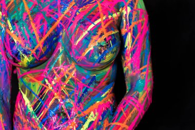 Çıplak bir kadın ev ortamında renkli boya ile boyanır.