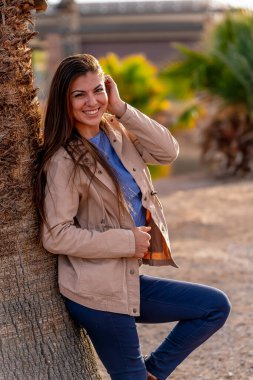 Güzel bir İspanyol mankeni kışın Arizona çölünün tadını çıkarır.