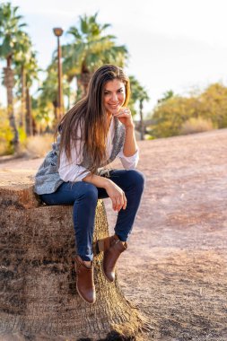 Güzel bir İspanyol mankeni kışın Arizona çölünün tadını çıkarır.