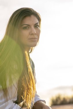 Güzel bir İspanyol mankeni kışın Arizona çölünün tadını çıkarır.