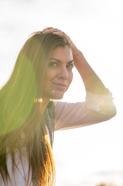 Güzel bir İspanyol mankeni kışın Arizona çölünün tadını çıkarır.