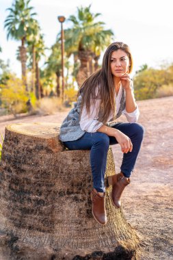 Güzel bir İspanyol mankeni kışın Arizona çölünün tadını çıkarır.