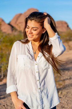 Güzel bir İspanyol mankeni kışın Arizona çölünün tadını çıkarır.