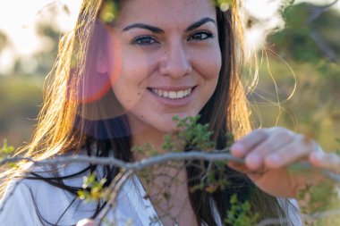 Güzel bir İspanyol mankeni kışın Arizona çölünün tadını çıkarır.
