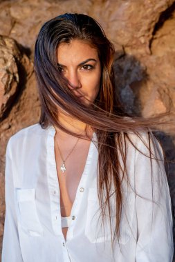 Güzel bir İspanyol mankeni kışın Arizona çölünün tadını çıkarır.