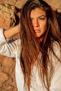 Güzel bir İspanyol mankeni kışın Arizona çölünün tadını çıkarır.