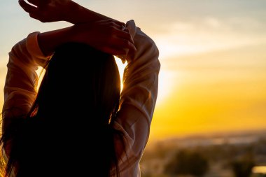 Güzel bir İspanyol mankeni kışın Arizona çölünün tadını çıkarır.