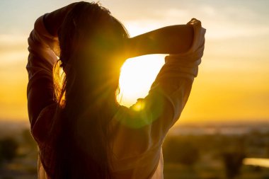 Güzel bir İspanyol mankeni kışın Arizona çölünün tadını çıkarır.