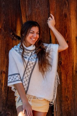 Güzel bir İspanyol mankeni kışın Arizona çölünün tadını çıkarır.