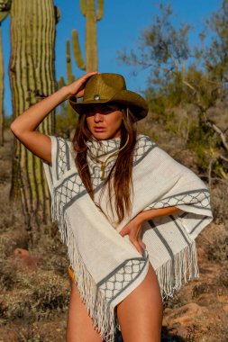 Güzel bir İspanyol modeli güneşli bir günde Arizona çölünün tadını çıkarıyor.
