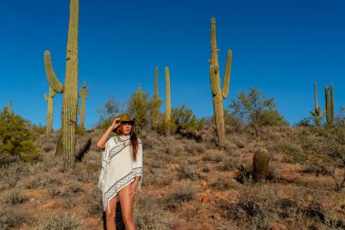 Güzel bir İspanyol modeli güneşli bir günde Arizona çölünün tadını çıkarıyor.