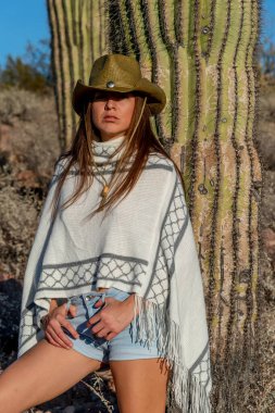 Güzel bir İspanyol modeli güneşli bir günde Arizona çölünün tadını çıkarıyor.