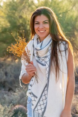 Güzel bir İspanyol modeli güneşli bir günde Arizona çölünün tadını çıkarıyor.