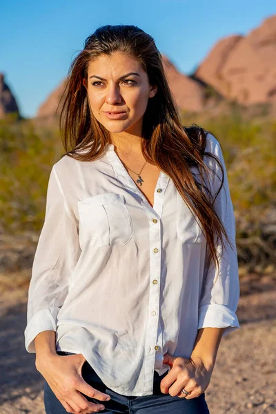 Beautiful Hispanic Model Enjoys Arizona Desert Winters Day — Stock Photo, Image