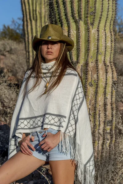 Una Bella Modella Ispanica Gode Deserto Dell Arizona Una Giornata — Foto Stock