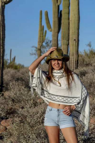 Güzel bir İspanyol modeli güneşli bir günde Arizona çölünün tadını çıkarıyor.