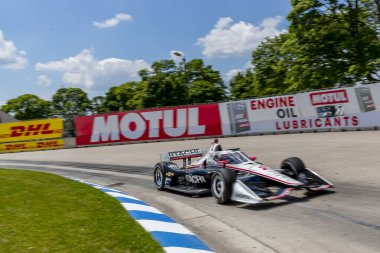 ABD 'li JOSEF NEWGARDEN (2) Detroit, Michigan' daki Belle Adası 'ndaki Chevrolet Detroit Grand Prix' si için yapılan yarış sırasında virajlardan geçmektedir..