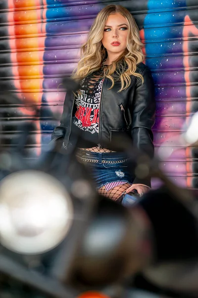 Vacker Blond Modell Poserar Utomhus Med Sin Motorcykel Urban Miljö — Stockfoto