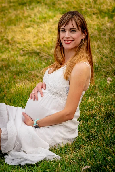 Una Hermosa Madre Embarazada Posa Ambiente Aire Libre — Foto de Stock