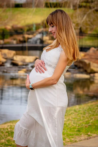 一个美丽的孕妇在户外的环境中摆姿势 — 图库照片