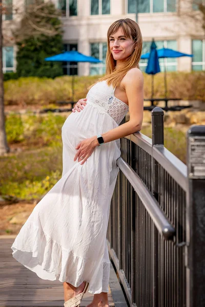 Una Hermosa Madre Embarazada Posa Ambiente Aire Libre —  Fotos de Stock