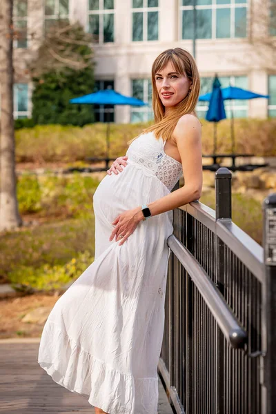 一个美丽的孕妇在户外的环境中摆姿势 — 图库照片