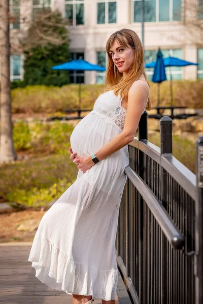 Una Hermosa Madre Embarazada Posa Ambiente Aire Libre —  Fotos de Stock